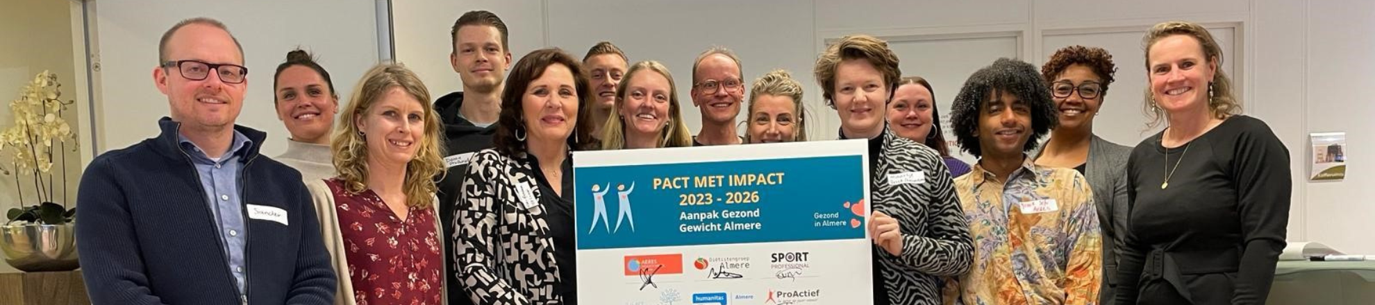 de nieuwe pact-partners staan met elkaar op de foto