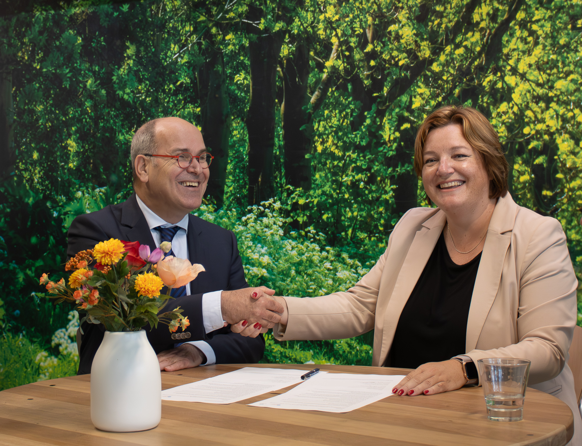 directeur frank croes schud de hand met leonie brand van playing for success