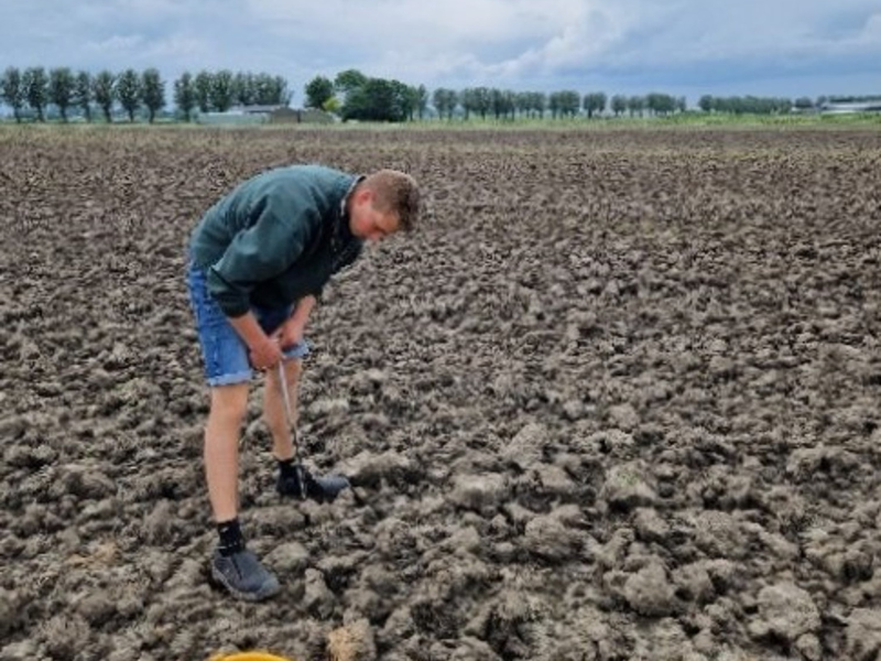 Student neemt bodemmonster
