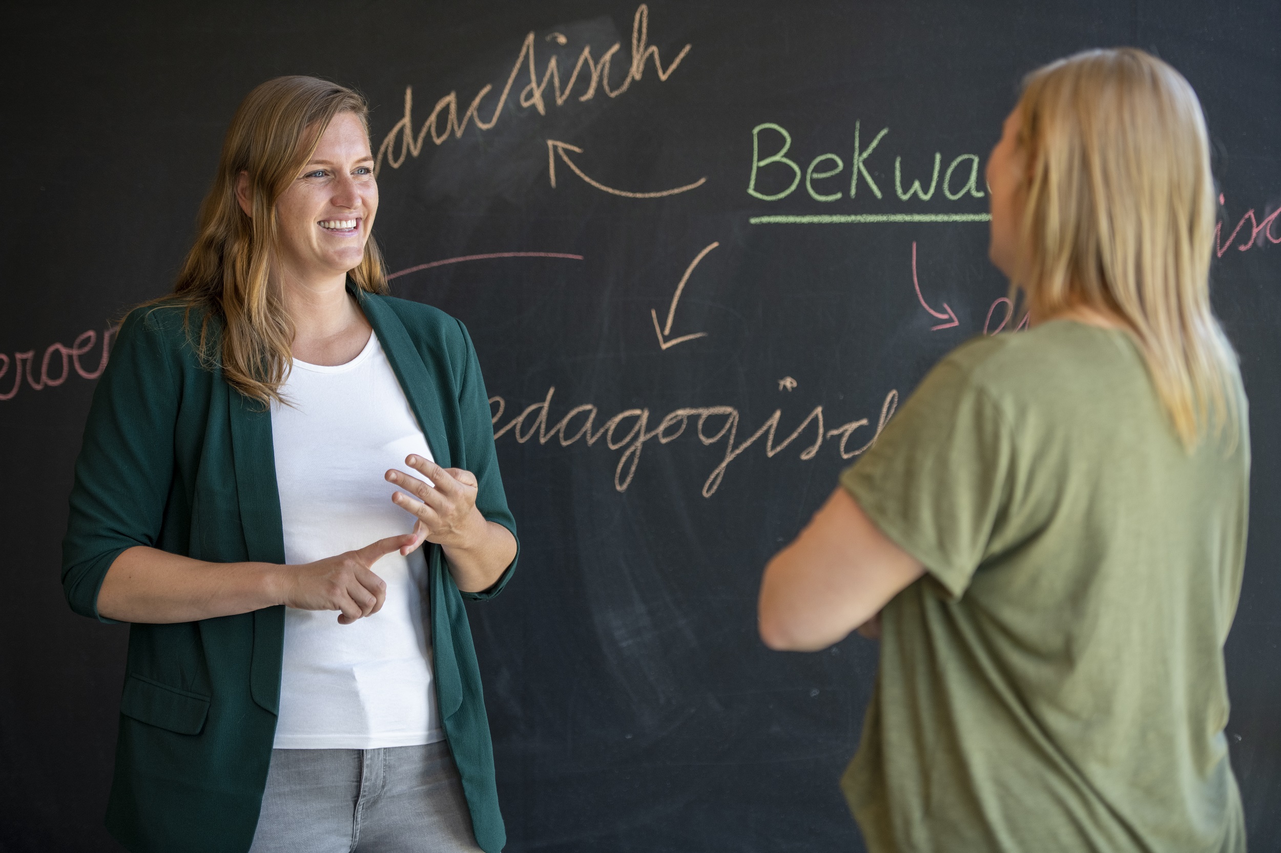 twee deeltijd studenten voor krijtbord in hogeschool wageningen