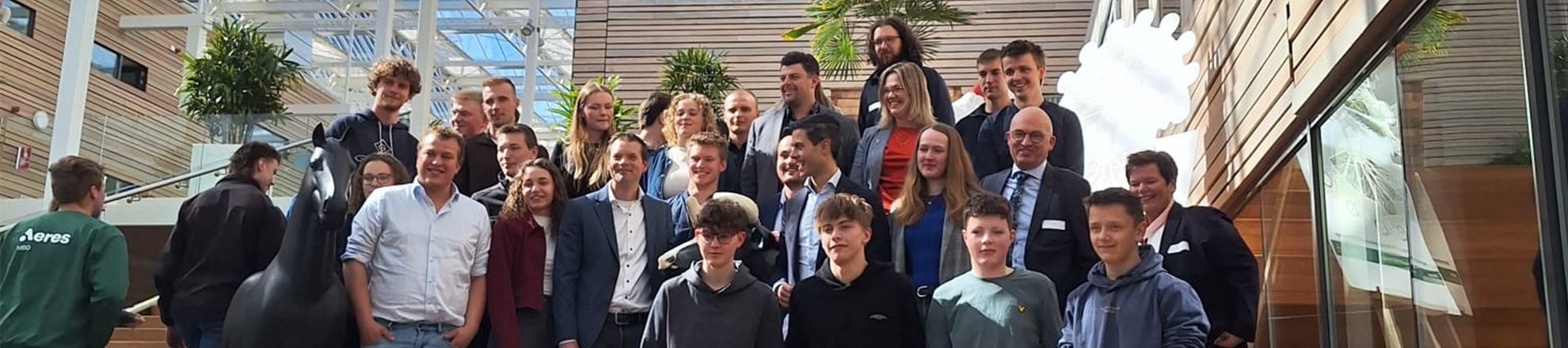 Rob Jetten op de trap in Dronten