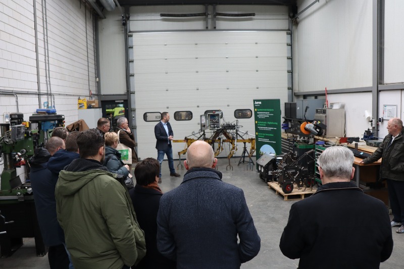 Delegatie bezoekt bodemverdichtingslab