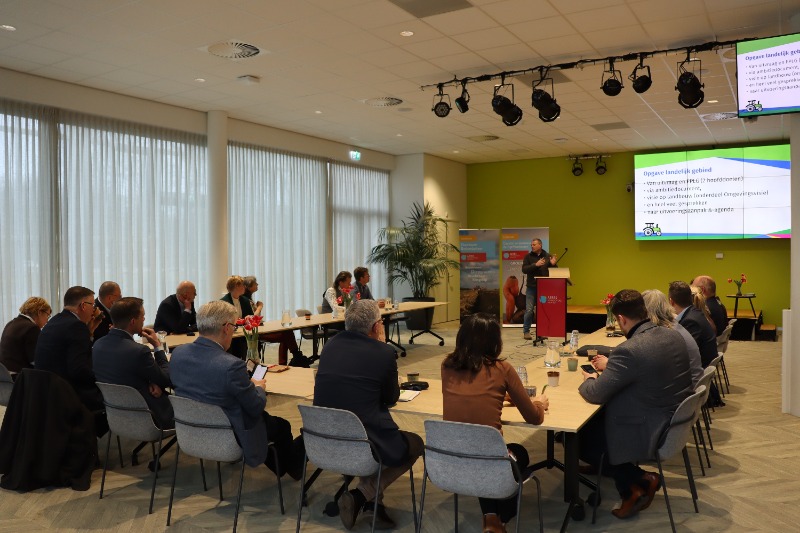 Toelichting in de stal bij Aeres Farms