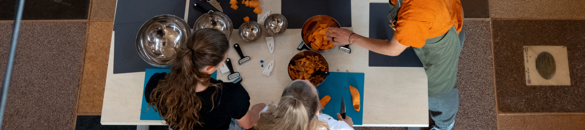 Leerlingen aan het koken