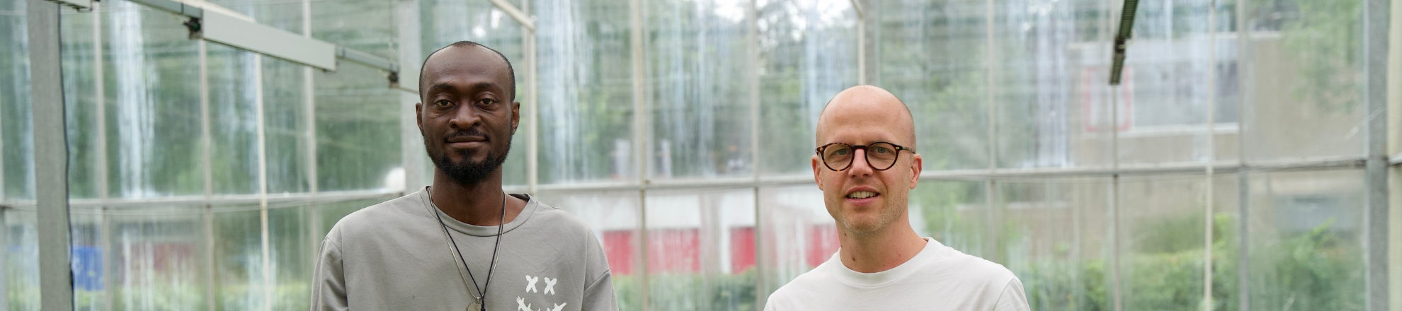 Student Master Agribusiness Development Uche Onuoha en onderzoeker Michiel Klaassen in de kas bij waterlinzen