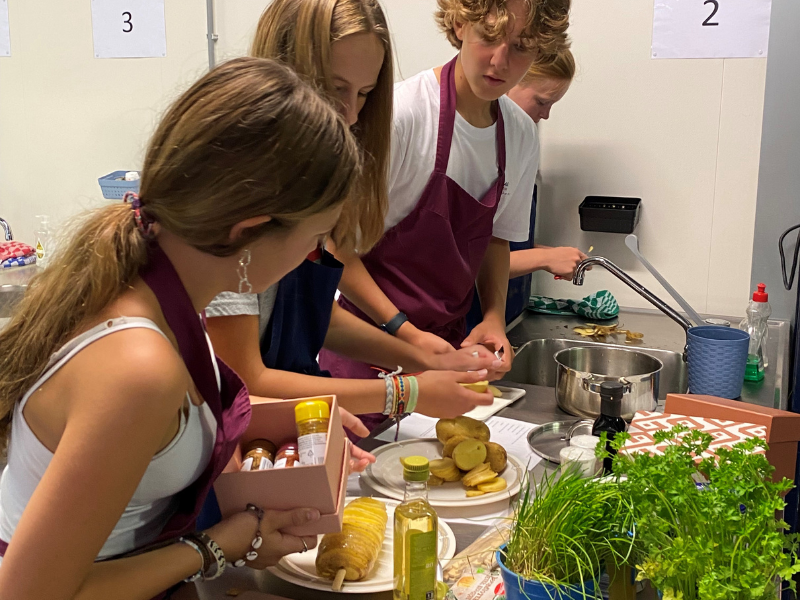 kinderen krijgen kookworkshop in een keuken