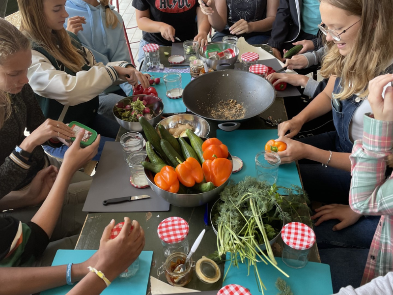 kinderen zijn aan het koken