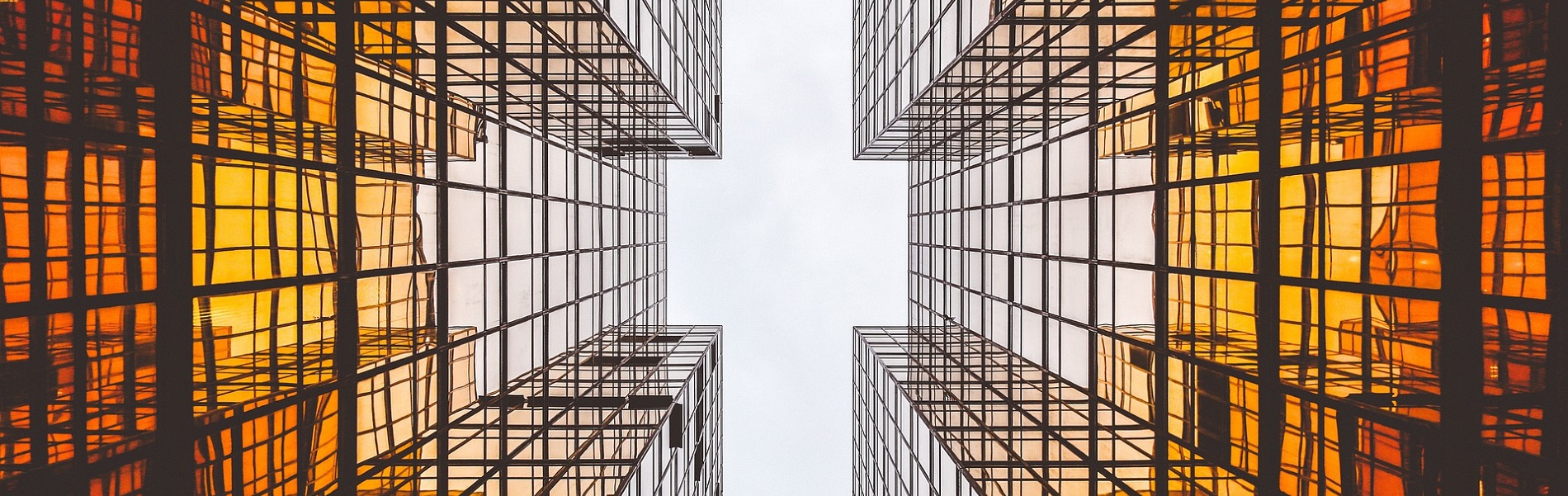 Wolkenkrabbers weerspiegeling ramen