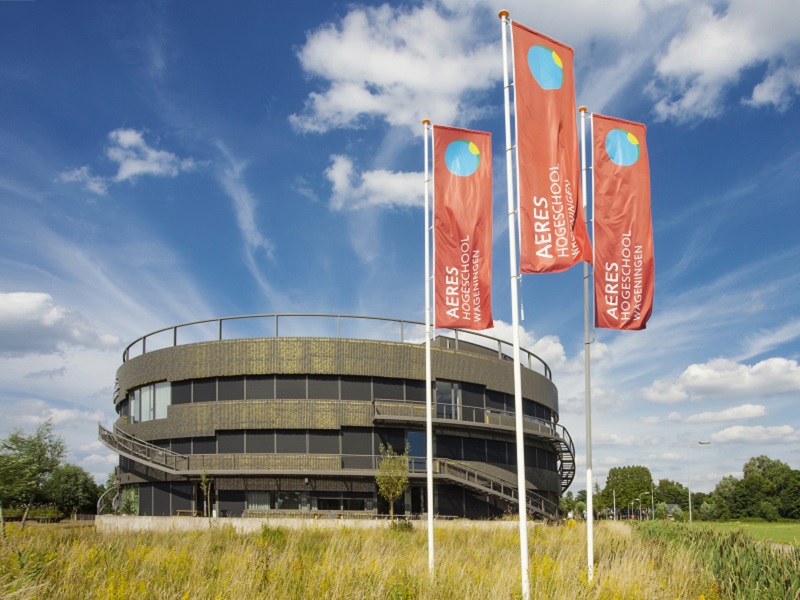 Aeres Hogeschool Wageningen buitenkant vlaggen