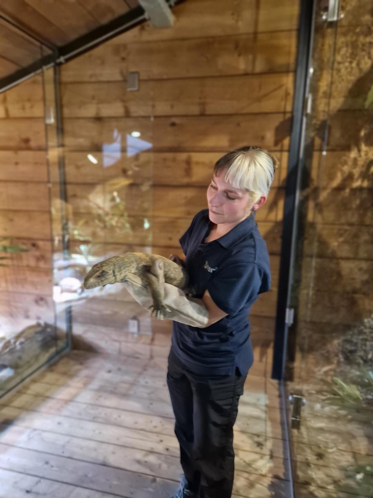 oud-student DKM Groen Yoni met Varaan