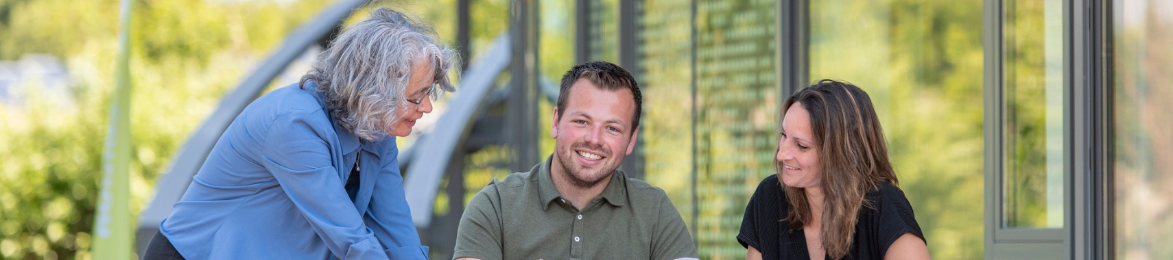 Docent Alette Los met studenten buiten