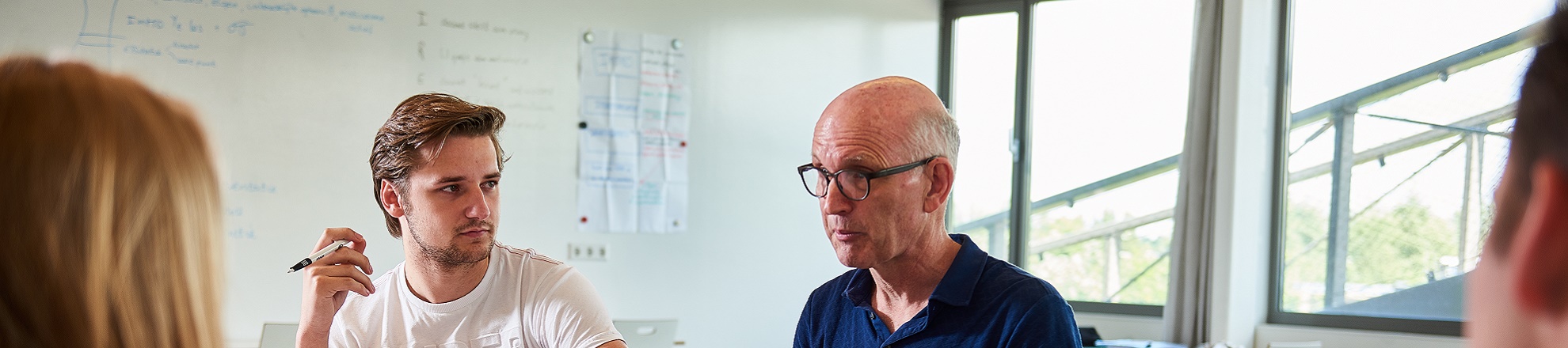 Docent legt wat uit in klas