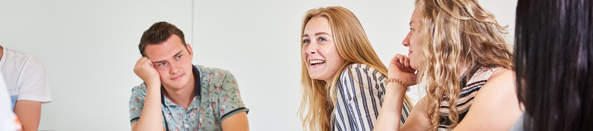 Studenten volgen les in klas