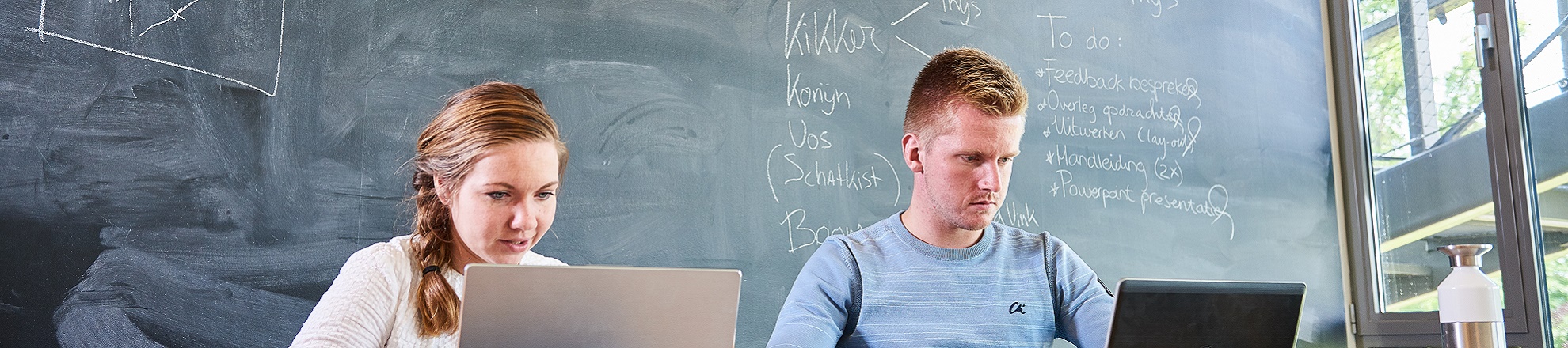 Studenten werken samen voor krijtbord