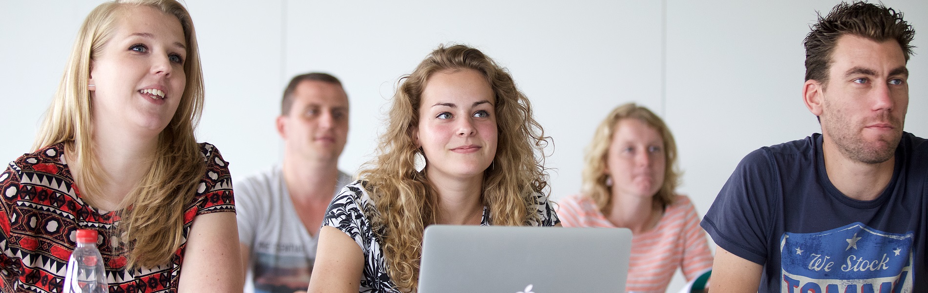 Studenten zittend in klaslokaal 2