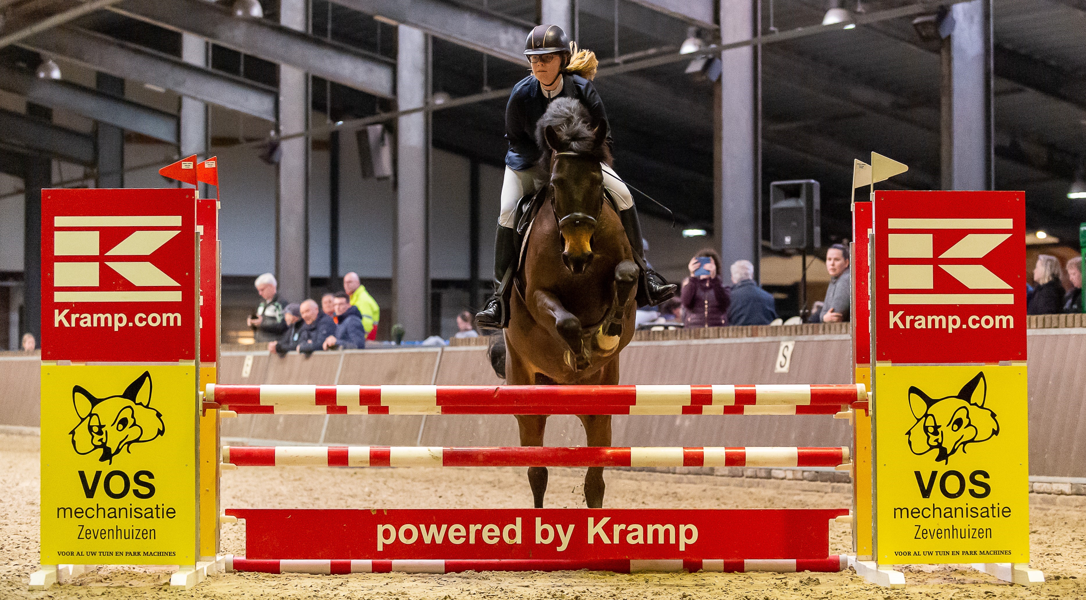 Student Rianne Prins springt met haar paard over een hindernis
