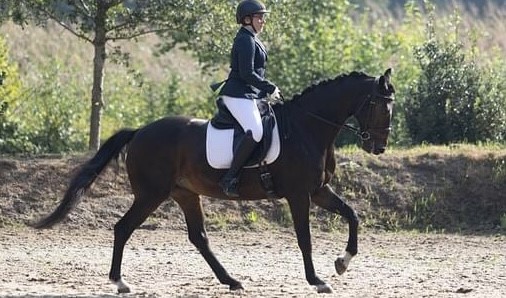 Student Rianne Prins rijdt op haar paard door de bak