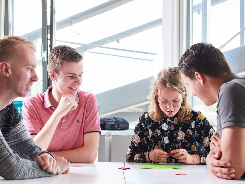 Studenten doen samen een opdracht in klas