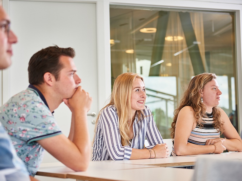Studenten volgen les in klas