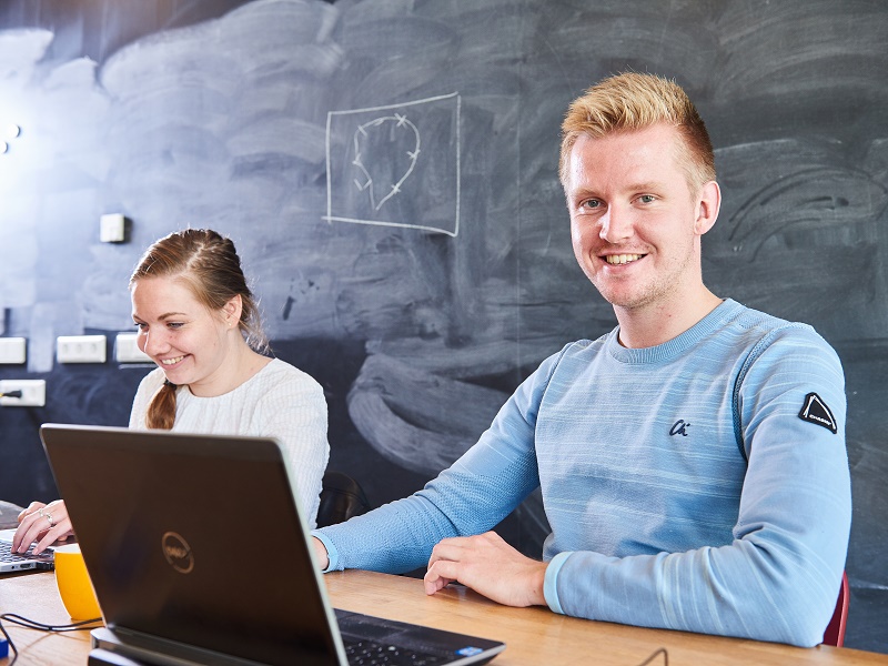 Studenten werken samen voor krijtbord 2