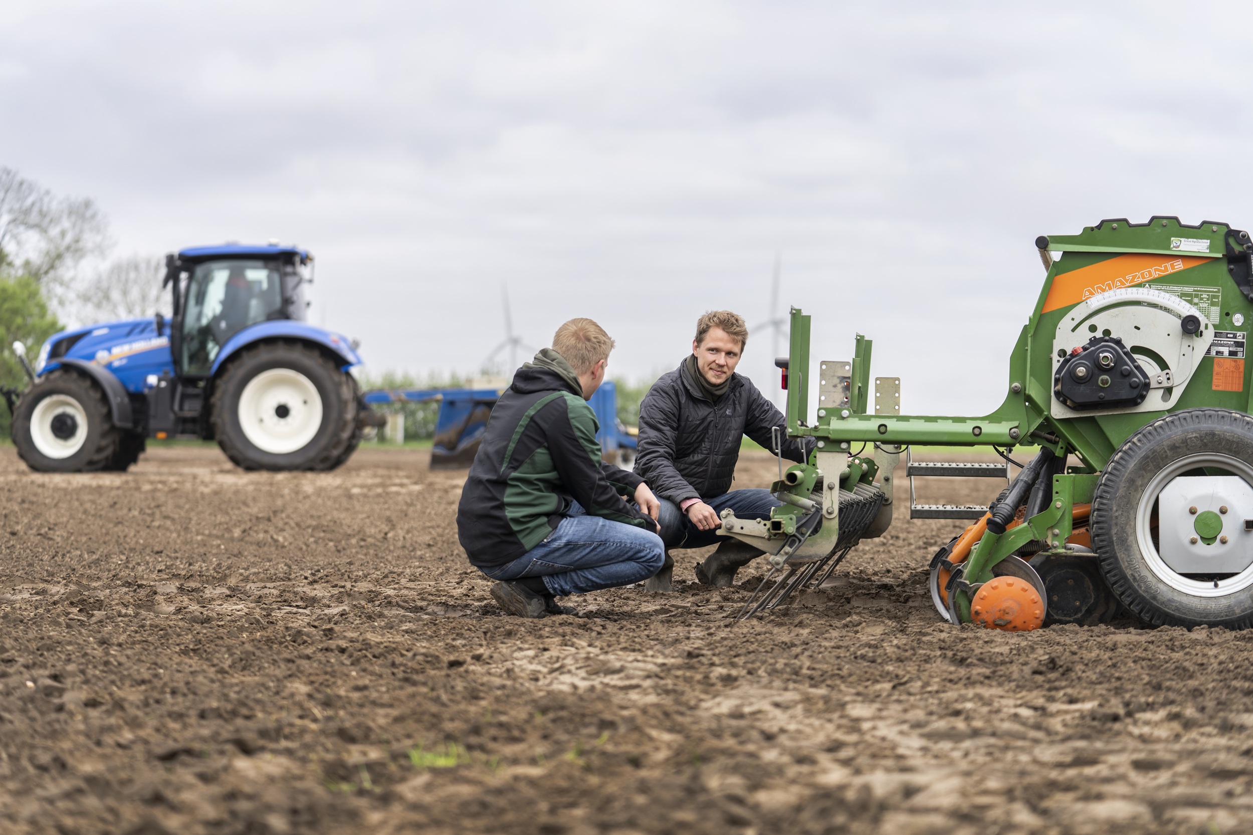 leraar en student op het land met tractor
