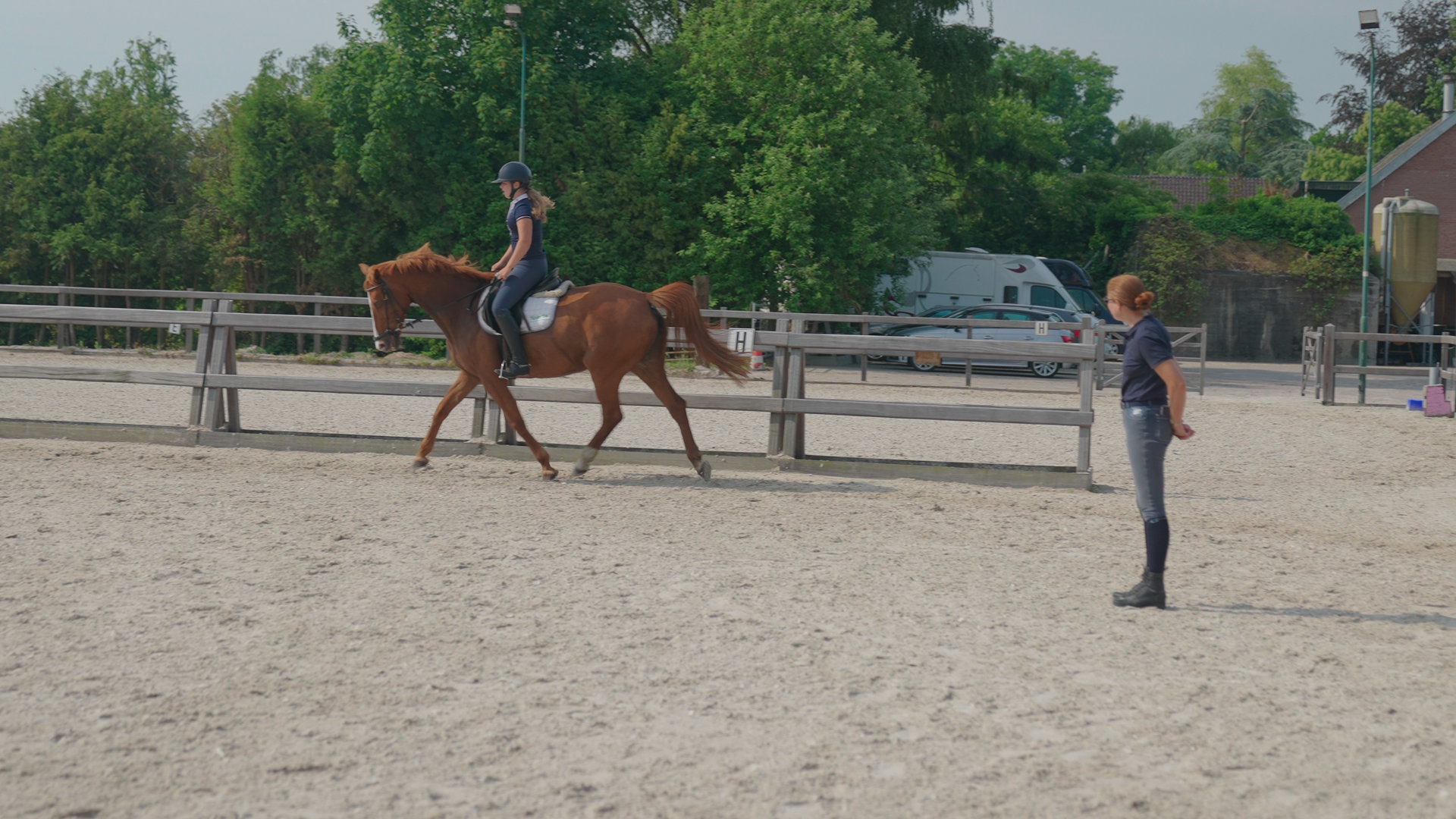 Docent Groen in paardenwei met student op paard