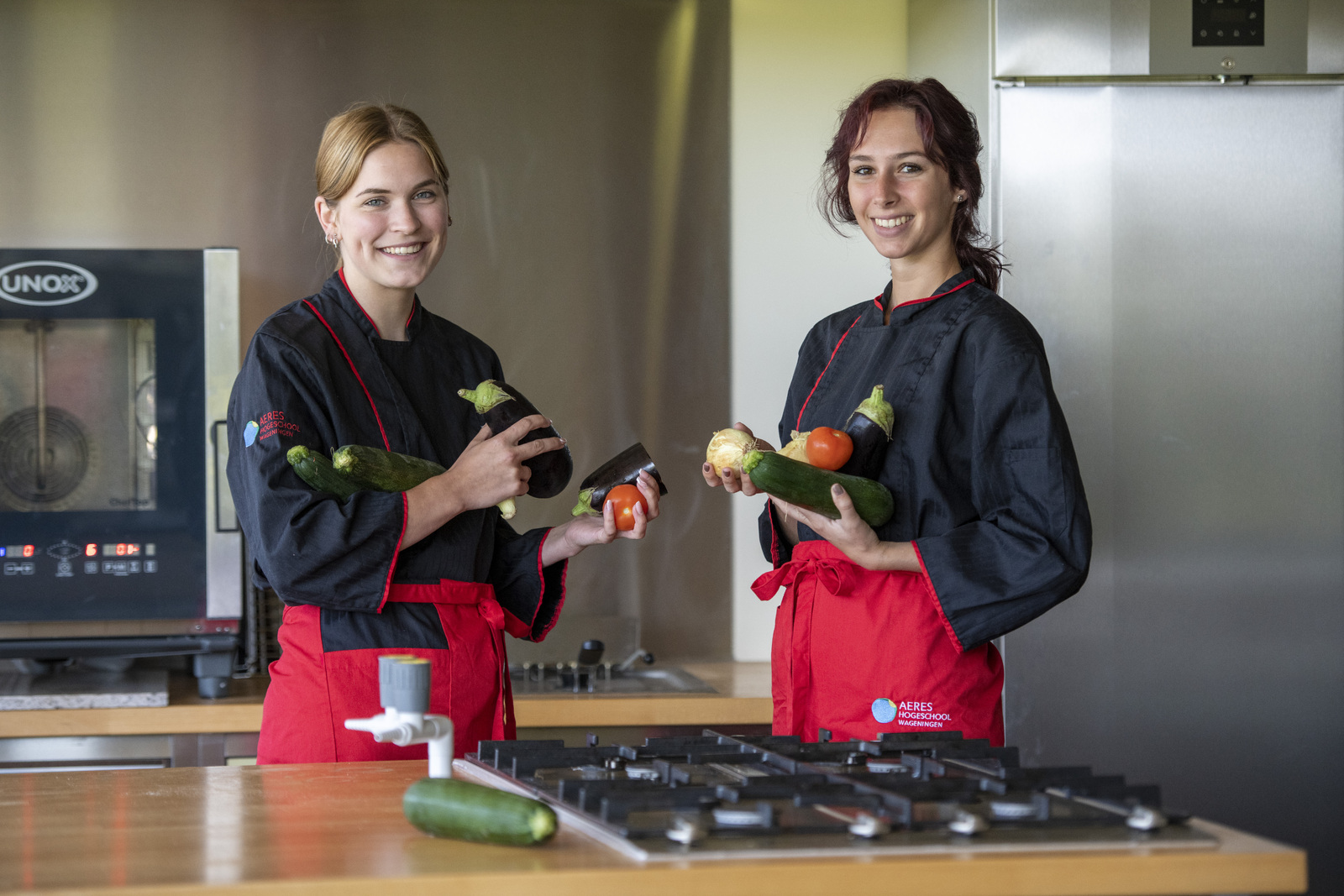 2 studenten HBR met groenten