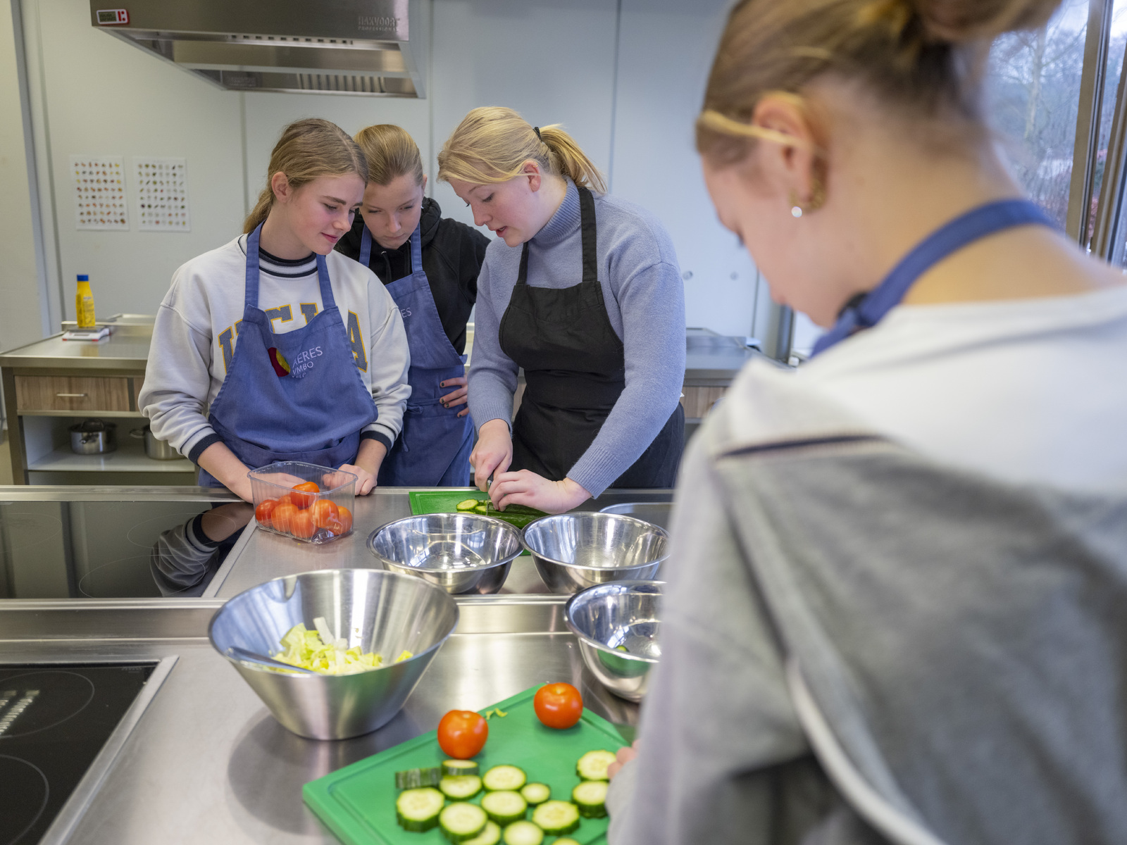 Studenten HBR in het leslokaal in de keuken