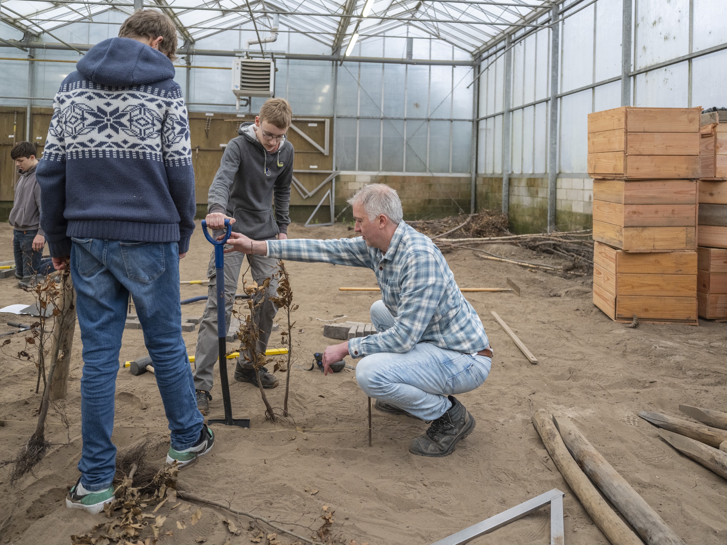 man en jongens in werkplaats
