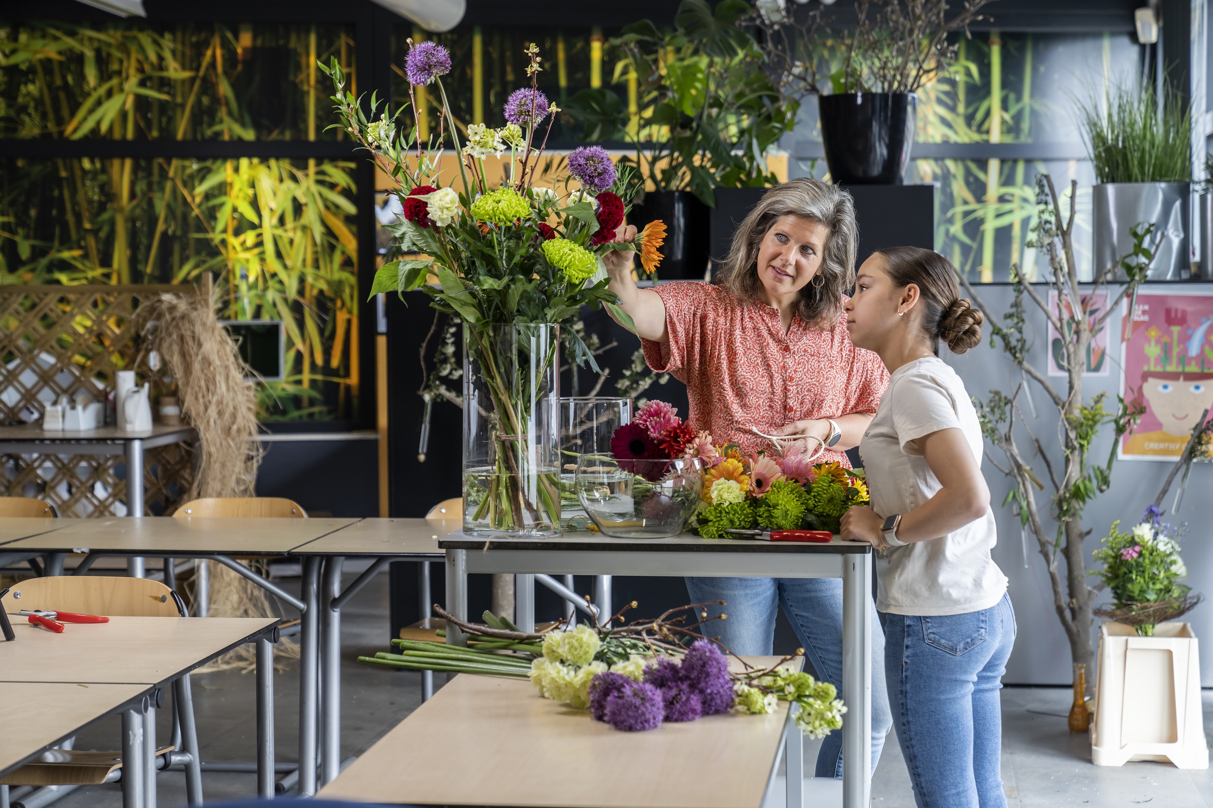 meisje en vrouw bij bloemen