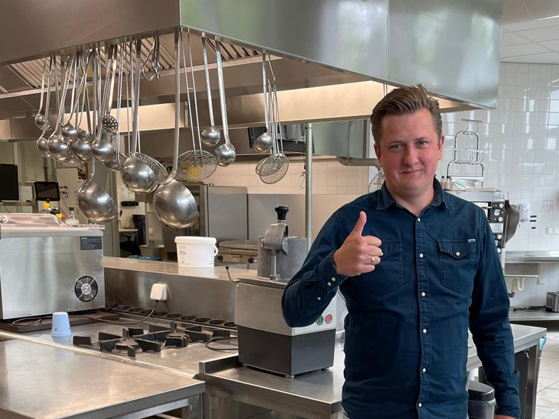 Student Ron in keuken wageningen hbr