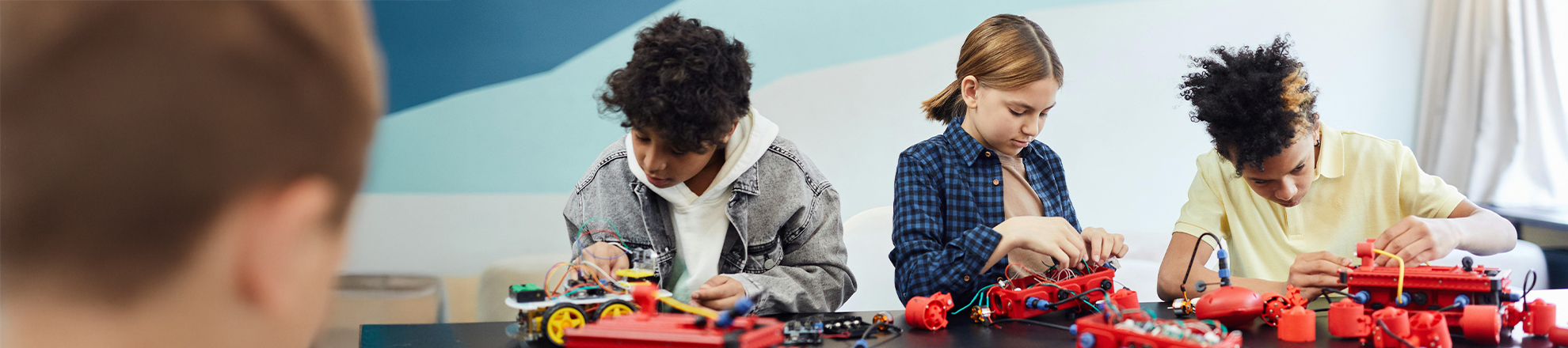 3 kinderen die aan het spelen zijn met technisch speelgoed