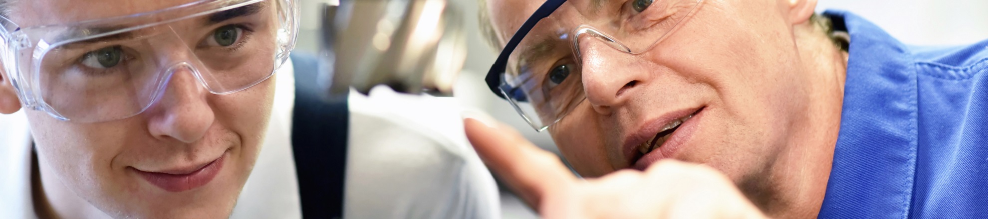 Dienstverlening en Producten docent met leerling techniek veiligheidsbril