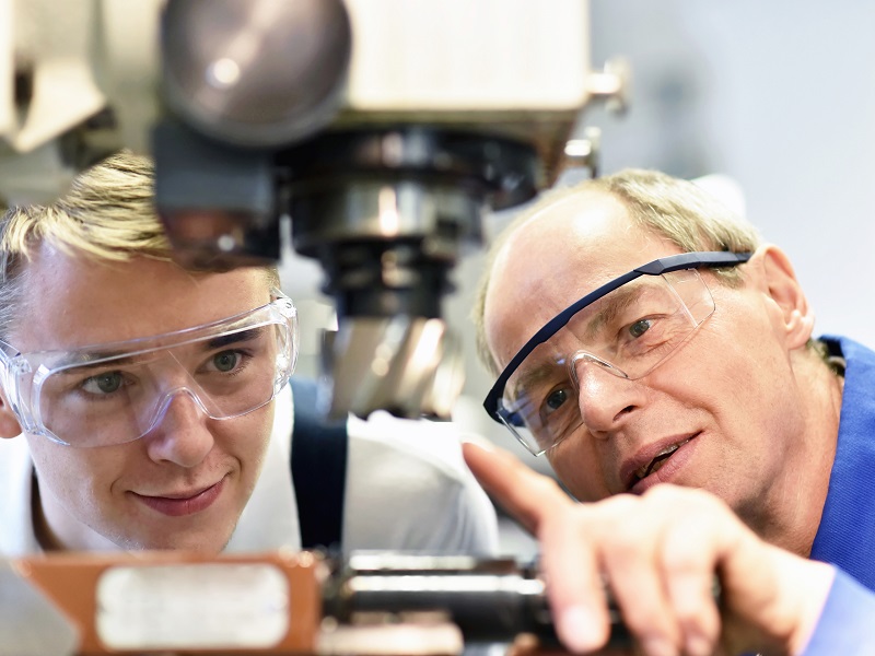 Dienstverlening en Producten docent met leerling techniek veiligheidsbril