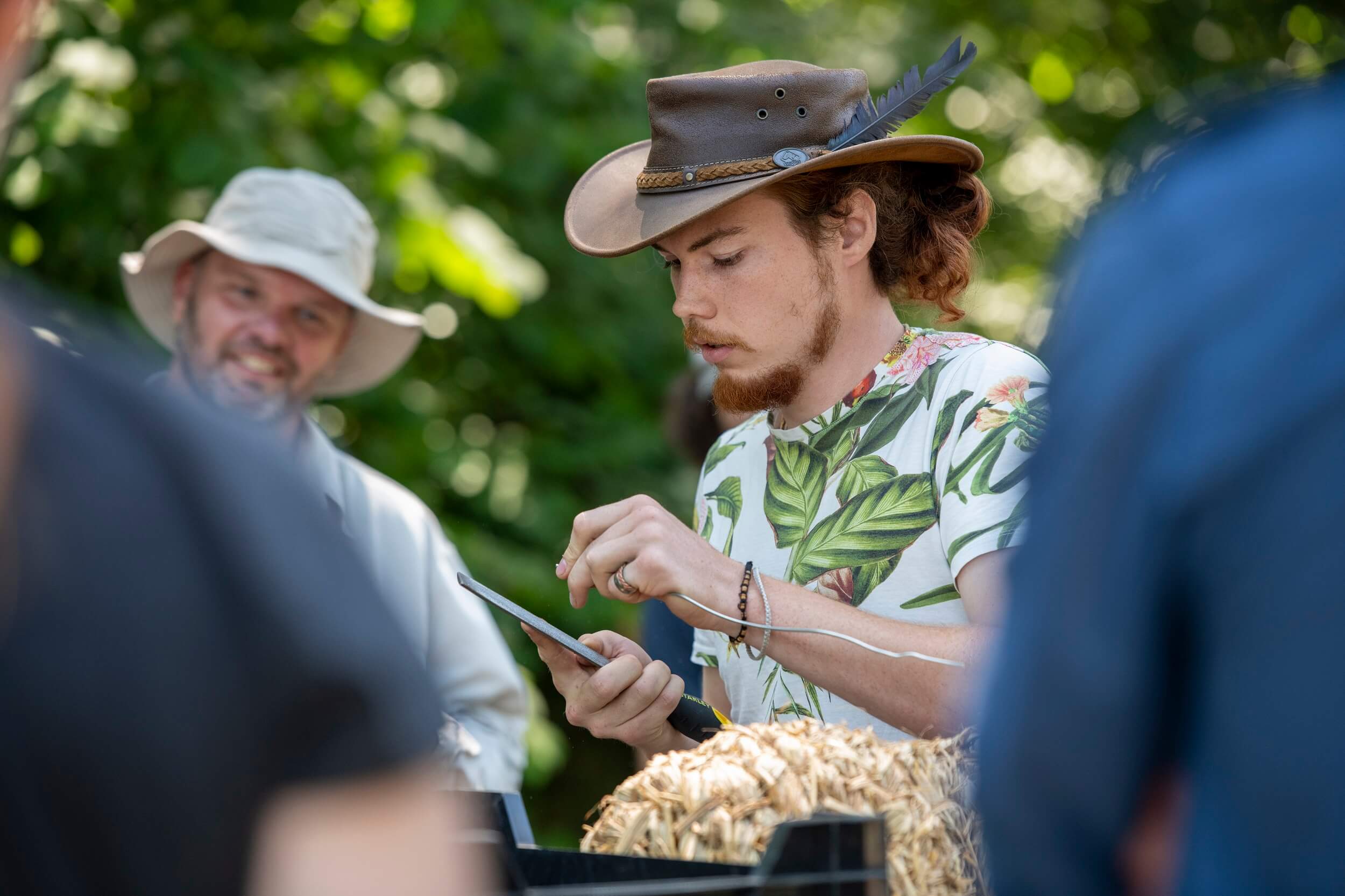 bushcraft man met hoed