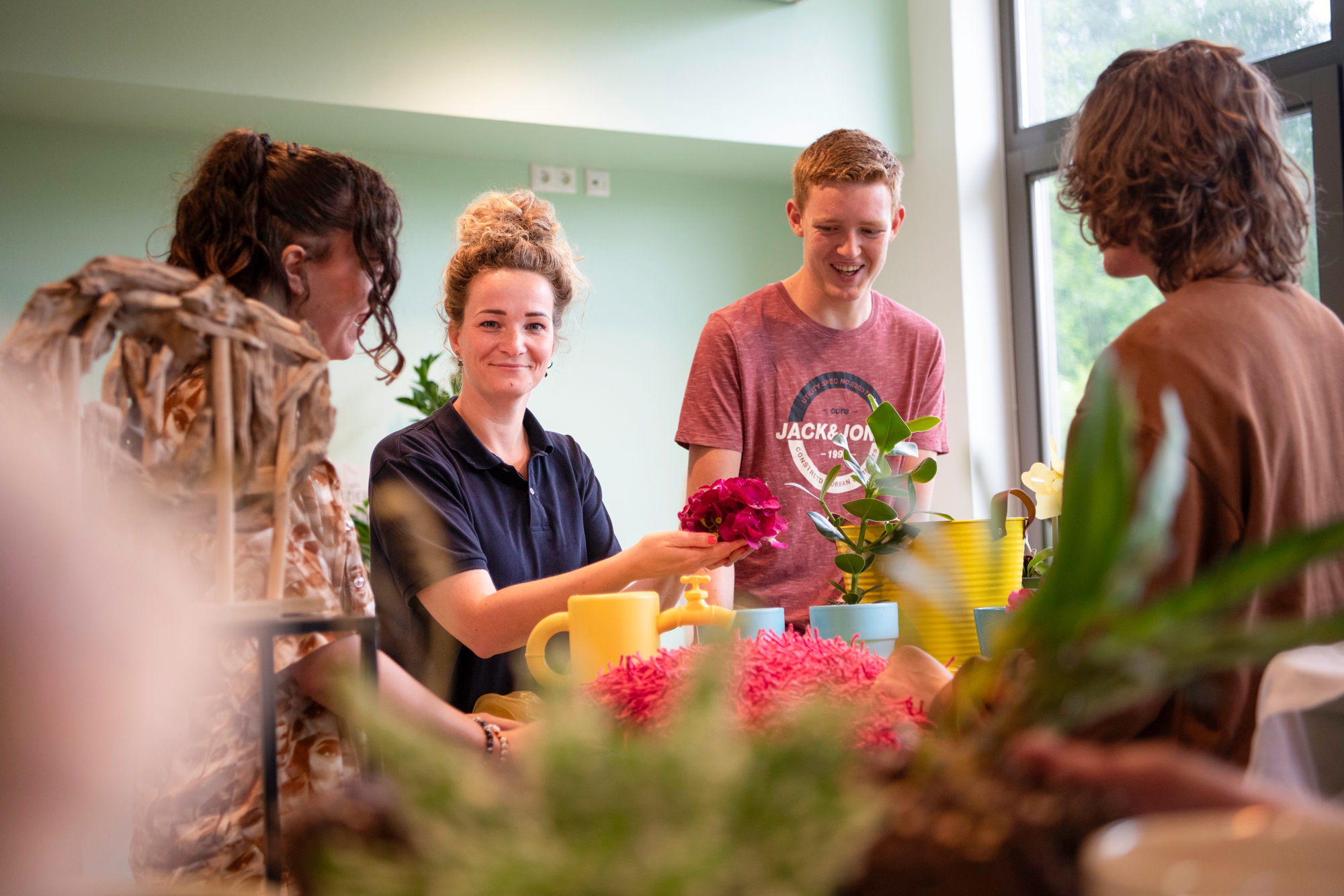 Docent met studenten in groen