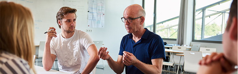 docent legt uit aan studenten in klas