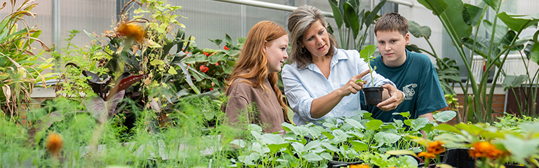 docent met studenten in kas