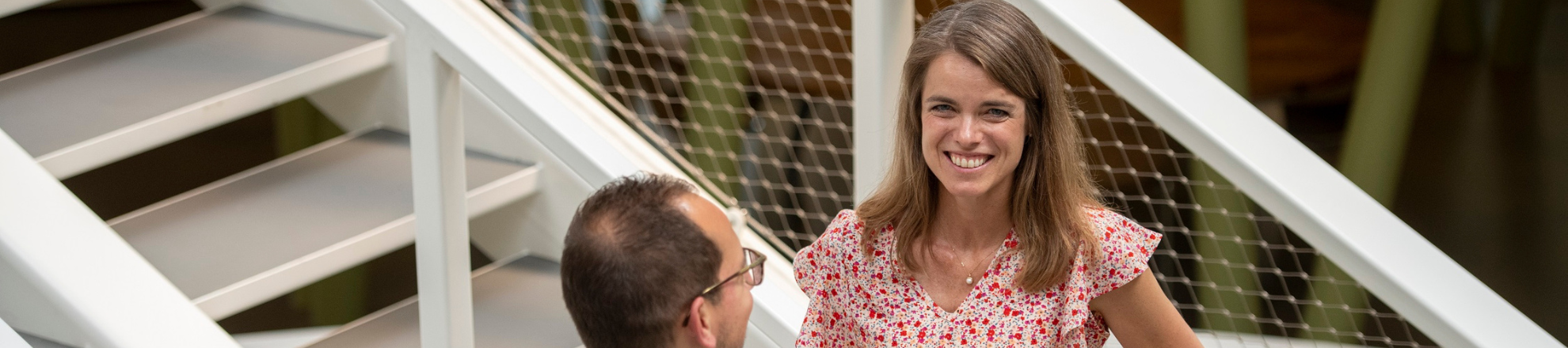 Audrey Diepeveen vrouwelijke student van de Master Leren en Innoveren bij Aeres hogeschool Wageningen binnen op de trap lacht naar de camera