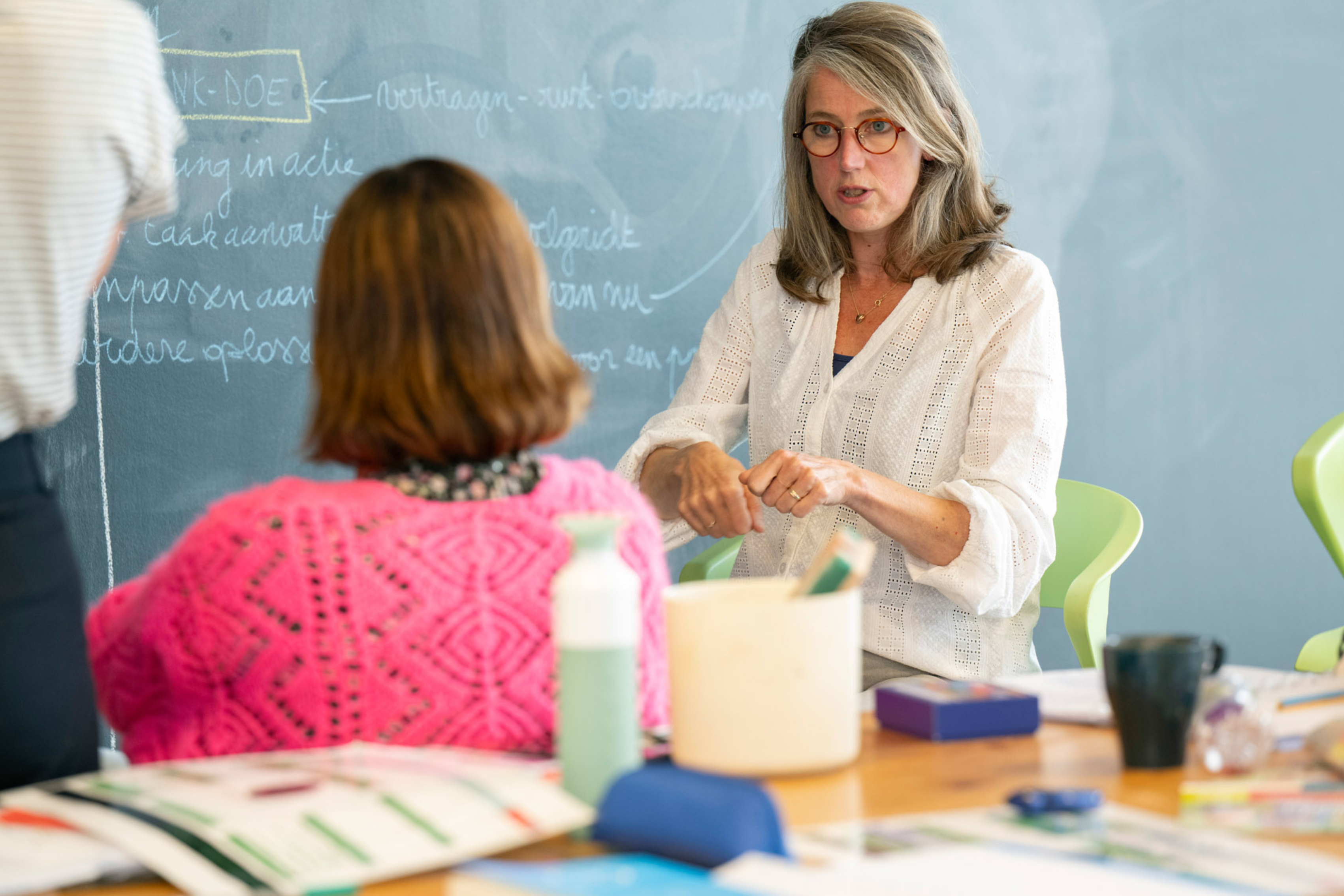 Docent geeft uitleg aan studente