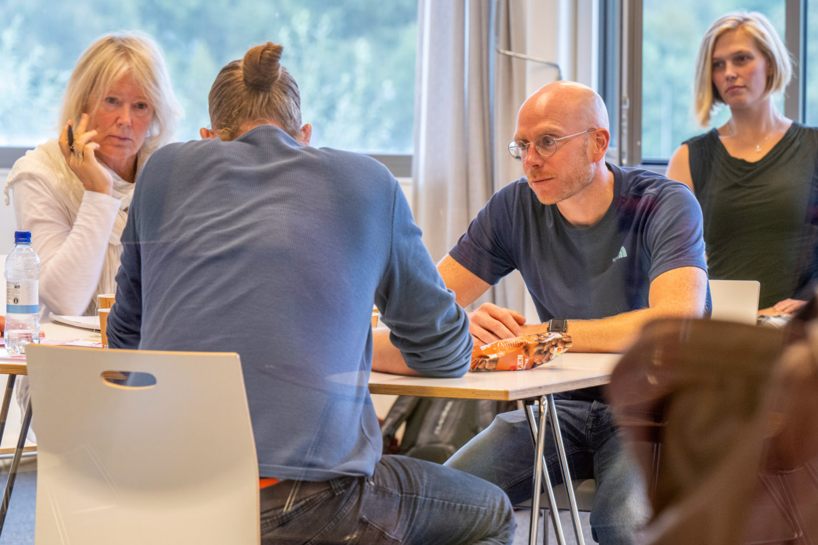 Groepje studenten in overleg