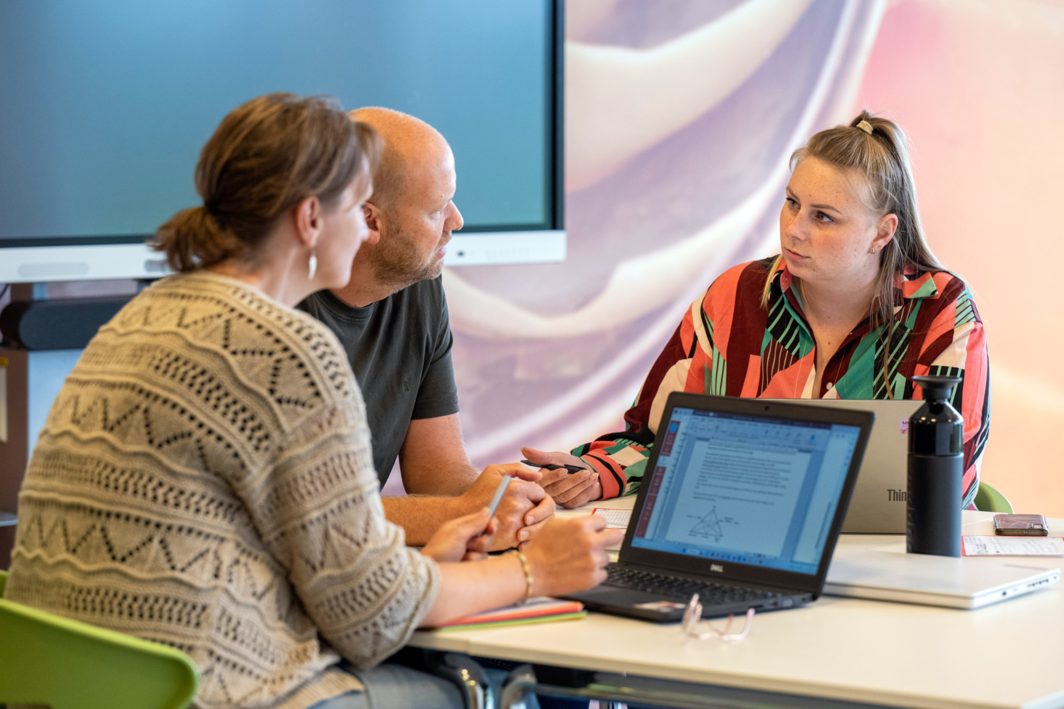 Volwassen studenten in overleg