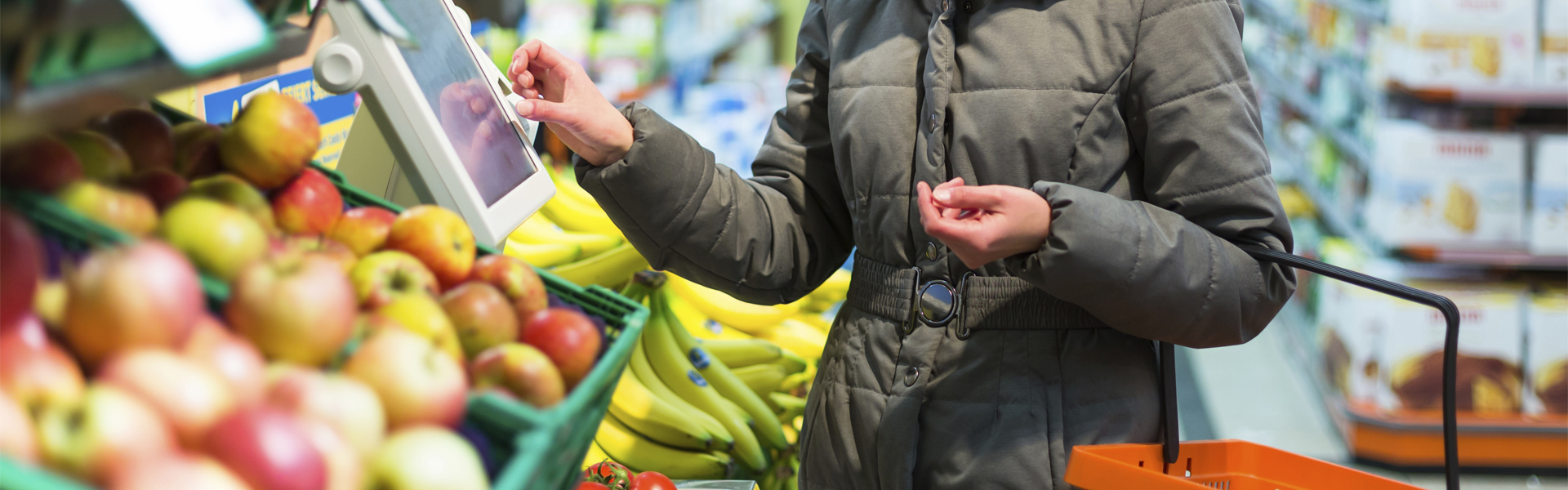 Vrouw bij de groente afdeling